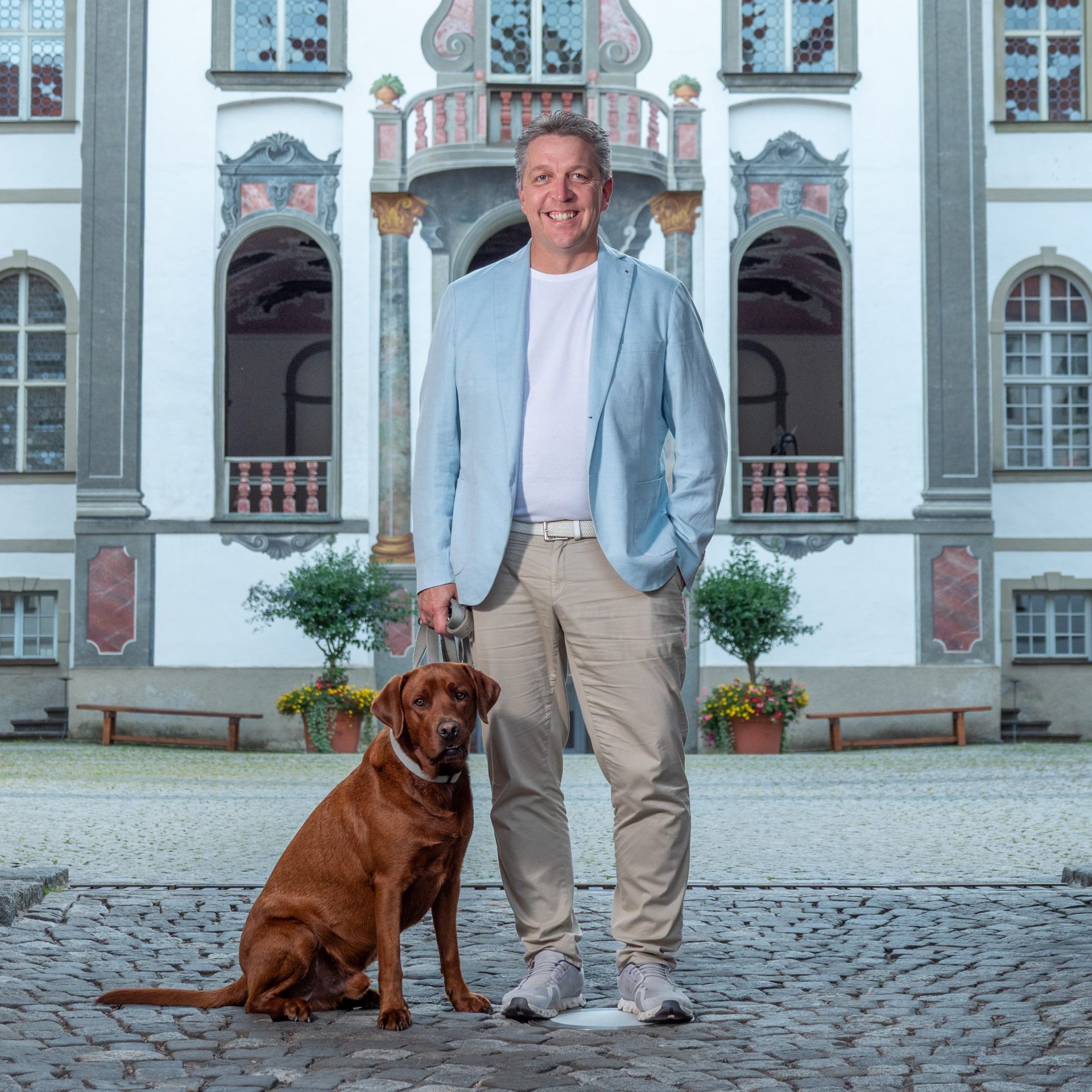Quadrat weißes T-Shirt Klosterhof mit Hund