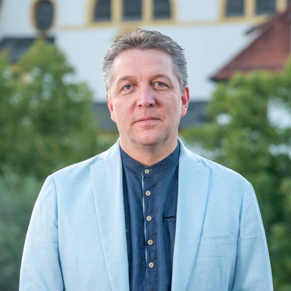 Querformat blaues T-Shirt Hintergrund St_Mang nicht lächelnd